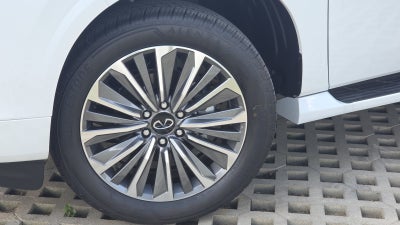 2027 INFINITI QX80 LUXE