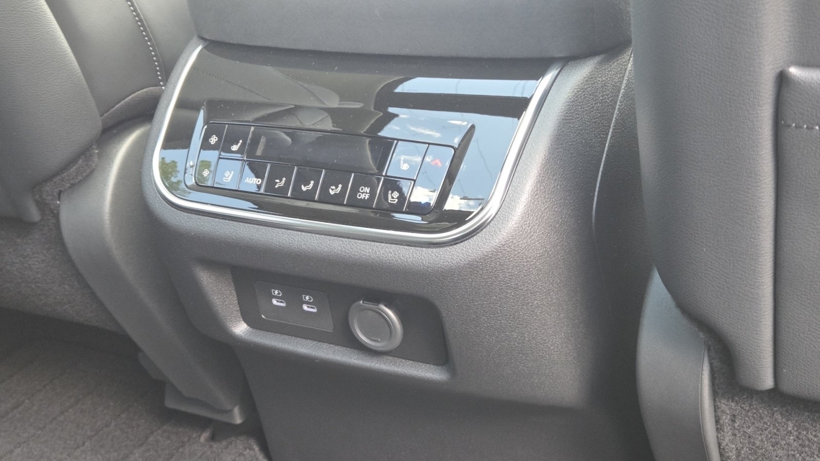 2027 INFINITI QX80 LUXE