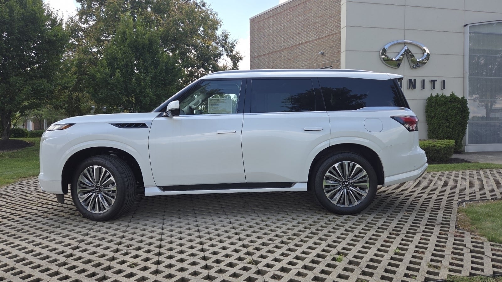 2027 INFINITI QX80 LUXE