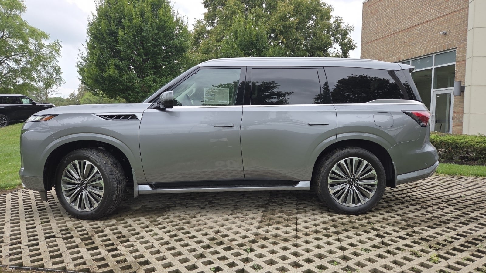 2027 INFINITI QX80 LUXE