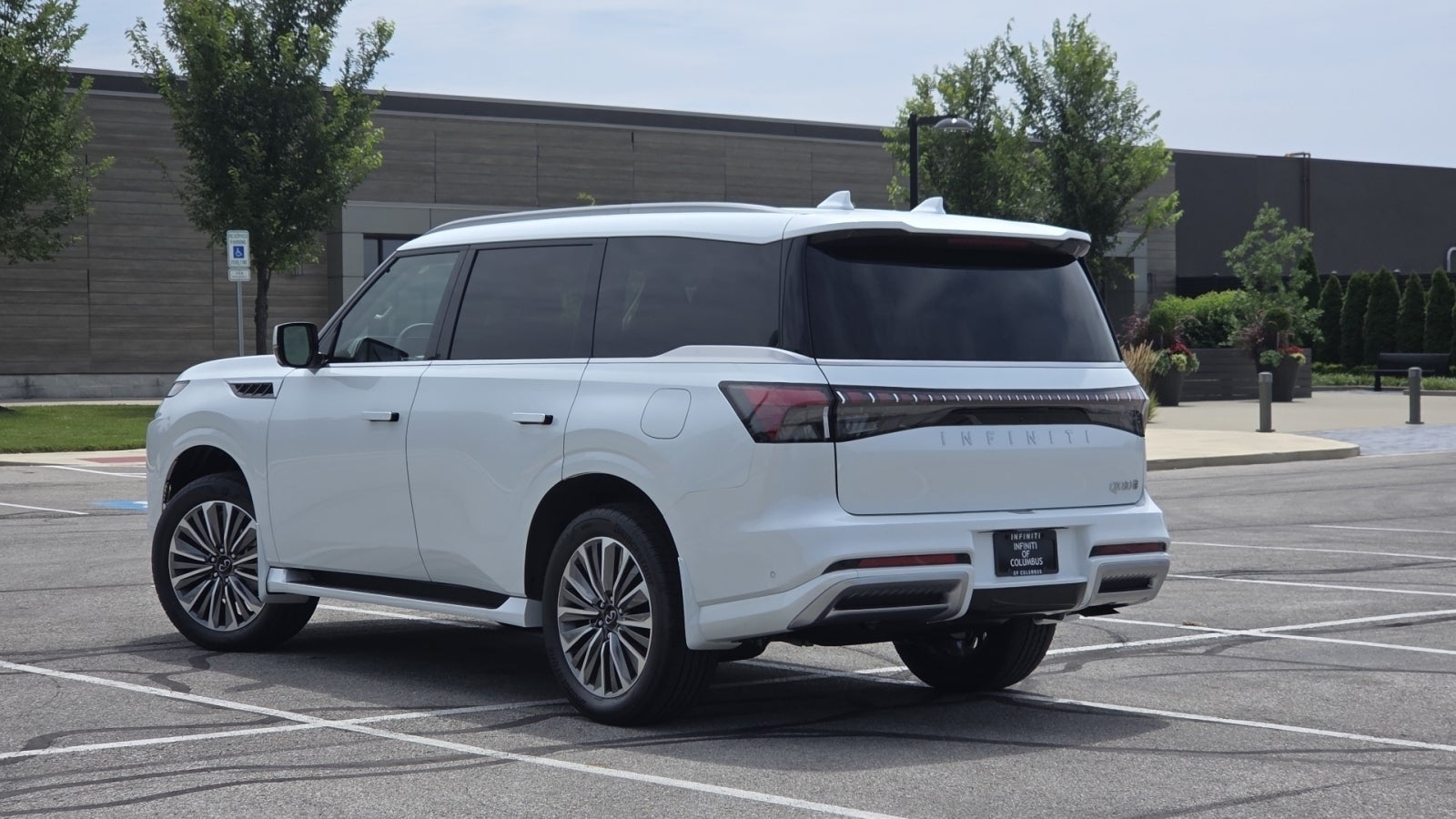 2027 INFINITI QX80 LUXE