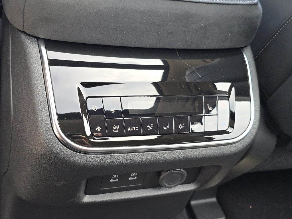 2025 INFINITI QX80 LUXE