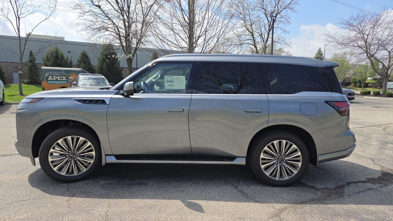 2026 INFINITI QX80 LUXE