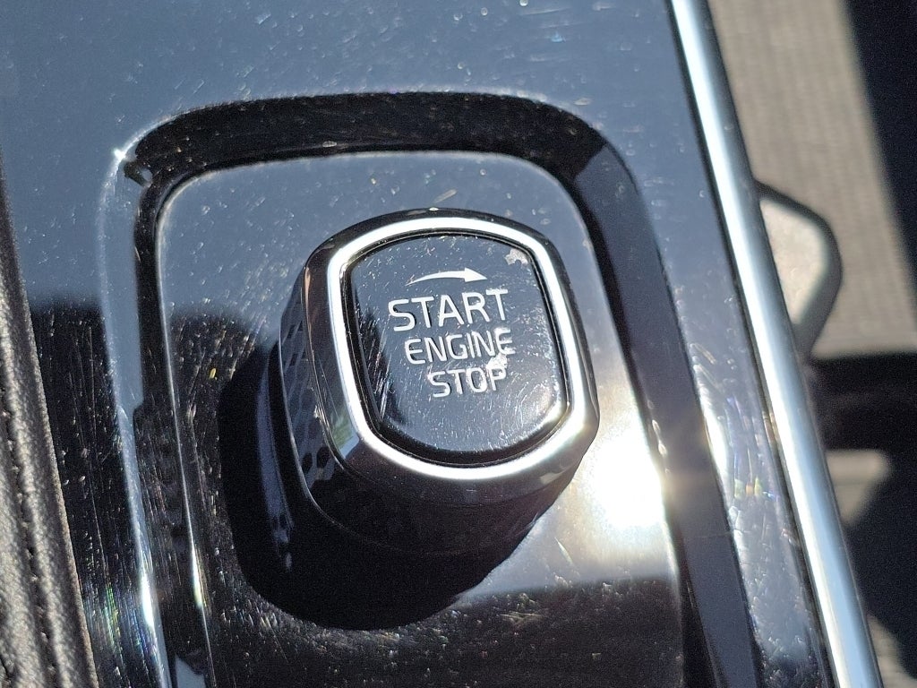 2023 Volvo XC90 B5 Plus