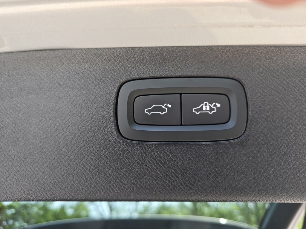 2023 Volvo XC90 B5 Plus