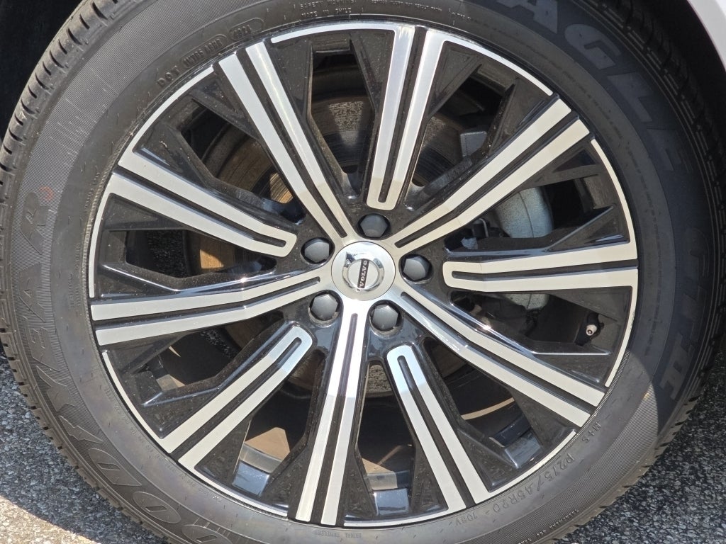 2023 Volvo XC90 B5 Plus