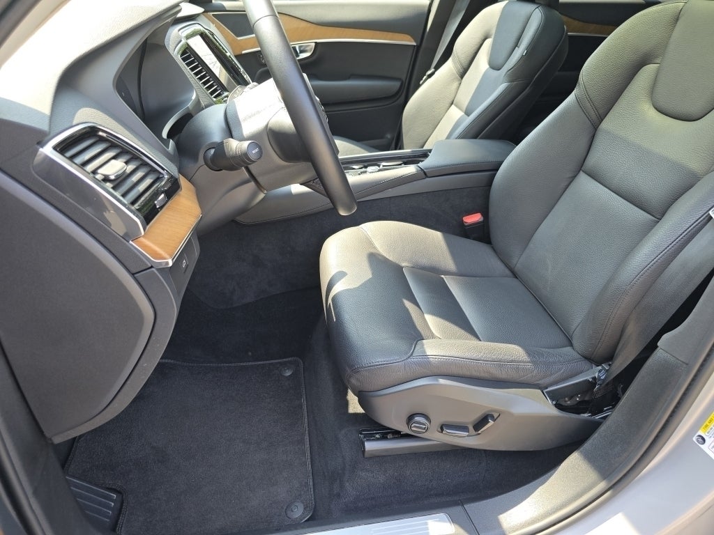 2023 Volvo XC90 B5 Plus